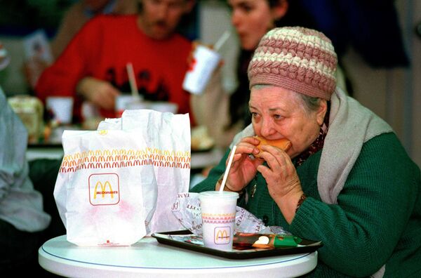 Посетительница первого ресторана McDonald's в Москве, 1990 год - Sputnik Латвия