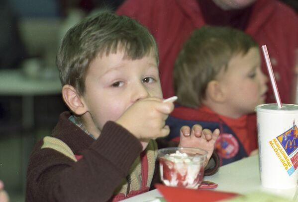 Посетитель первого ресторана McDonald's в Москве, 1990 год - Sputnik Латвия