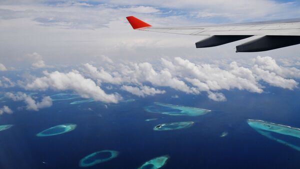 Самолет летит над Мальдивскими островами - Sputnik Латвия