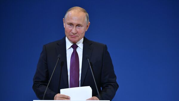 Krievijas prezidents Vladimirs Putins piedalījies VI Vispasaules tautiešu kongresā 2018. gada 31. oktobrī  - Sputnik Latvija