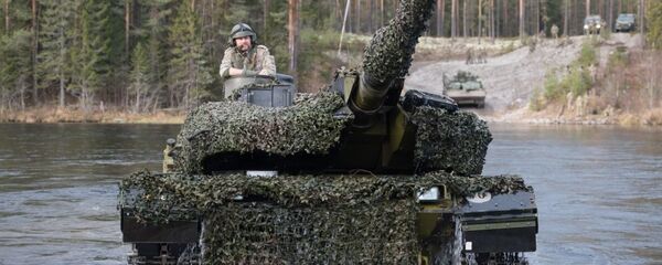 Датский танк Leopard 2 форсирует реку во время совместных учений войск НАТО Trident Juncture 2018 (Единый трезубец) в Норвегии - Sputnik Латвия
