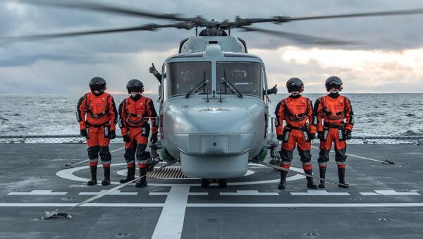 Португальские военнослужащие на палубе норвежского фрегата HNoMS Helge Ingstad во время совместных учений войск НАТО Trident Juncture 2018 (Единый трезубец) в Норвежском море. 26 октября 2018 - Sputnik Latvija