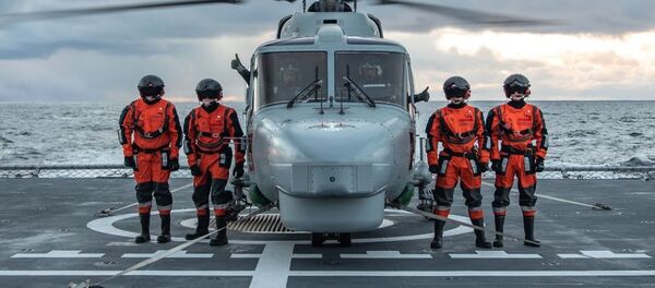 Португальские военнослужащие на палубе норвежского фрегата HNoMS Helge Ingstad во время совместных учений войск НАТО Trident Juncture 2018 (Единый трезубец) в Норвежском море. 26 октября 2018 Португальские военнослужащие на палубе норвежского фрегата HNoMS Helge Ingstad во время совместных учений войск НАТО Trident Juncture 2018 (Единый трезубец) в Норвежском море. 26 октября 2018 - Sputnik Latvija