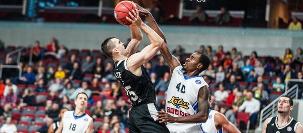 Выступающий за ВЭФ латвиец Артис Ате в матче Единой лиги ВТБ против эстонского Калева - Sputnik Латвия