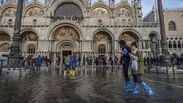 Люди на затопленной площади Святого Марка в Венеции - Sputnik Latvija
