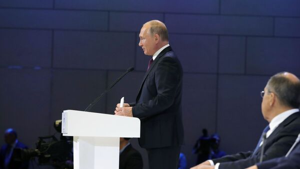 Владимир Путин на пленарном заседании VI Всемирного конгресса соотечественников - Sputnik Латвия