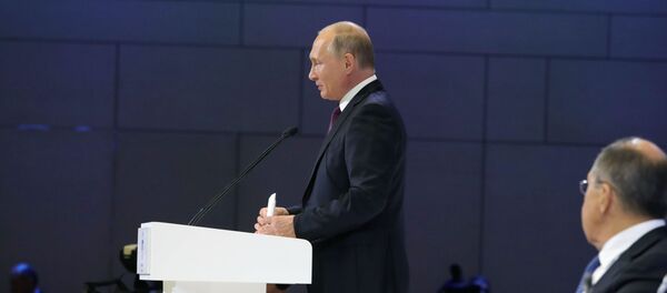 Владимир Путин на пленарном заседании VI Всемирного конгресса соотечественников - Sputnik Латвия