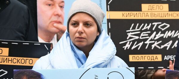 Главный редактор телеканала RT и МИА Россия сегодня Маргарита Симоньян на акции солидарности с руководителем портала «РИА Новости – Украина» Кириллом Вышинским - Sputnik Latvija