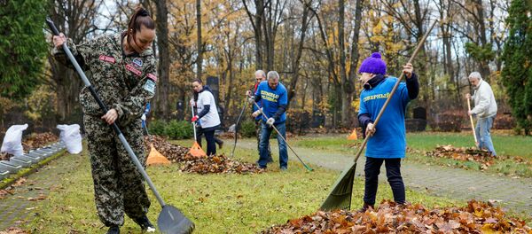 Garnizona kapos notika tradicionālā talka Garnizona kapos notika tradicionālā talka - Sputnik Latvija