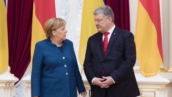 Angela Merkele ar Ukrainas prezidentu Petro Porošenko - Sputnik Latvija