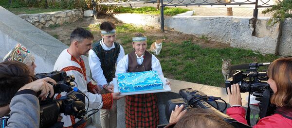 Виктория Сысолятина угощает тортом жителей Севастополя - Sputnik Латвия