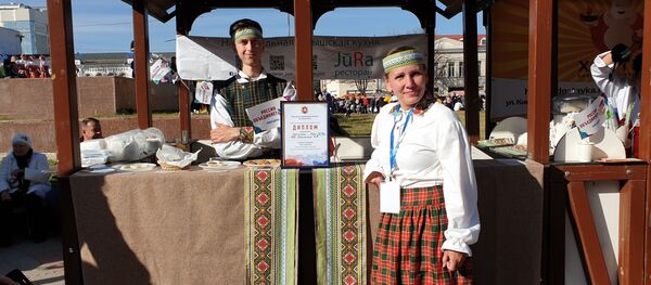 Виктория Сысолятина и ее незаменимый помощник Клим Клушин Виктория Сысолятина и ее незаменимый помощник Клим Клушин - Sputnik Latvija