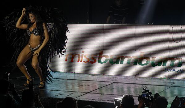 Участница танцует на конкурсе Мисс Бум-бум - 2018 в Бразилии  - Sputnik Латвия