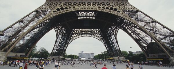 Фрагмент Эйфелевой башни в Париже - Sputnik Латвия