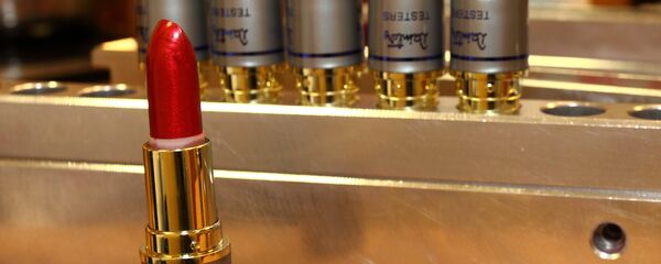 Только что изготовленная помада - еще тепленькая Только что изготовленная помада - еще тепленькая - Sputnik Латвия