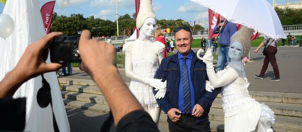 Турист фотографируется в Москве - Sputnik Латвия