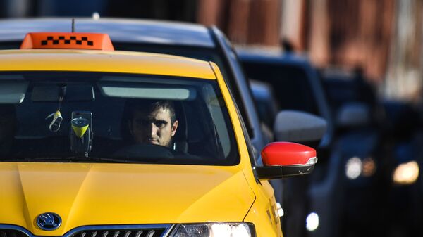 Водитель такси на Бульварном кольце в Москве - Sputnik Латвия