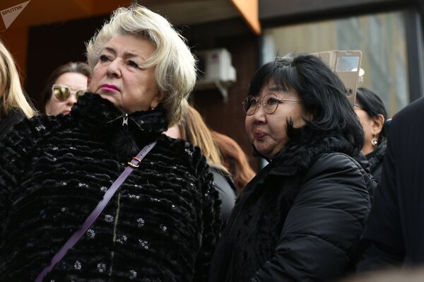 В Алма-Ате открыли мемориальную доску на доме фигуриста Тена В Алма-Ате открыли мемориальную доску на доме фигуриста Тена - Sputnik Латвия