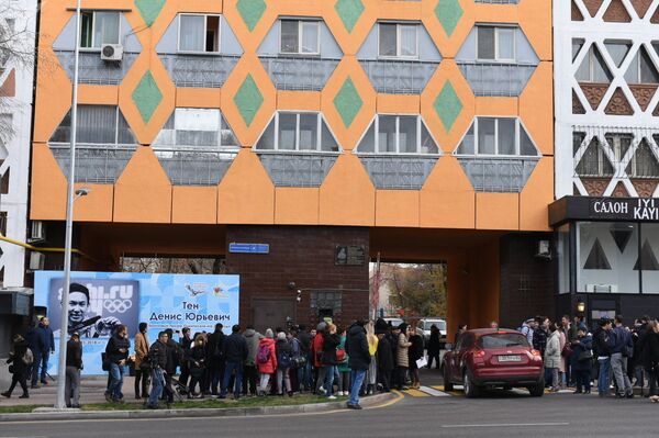 В Алма-Ате открыли мемориальную доску на доме фигуриста Тена В Алма-Ате открыли мемориальную доску на доме фигуриста Тена - Sputnik Латвия