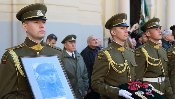 Перезахоронение останков командира лесных братьев Адольфаса Раманаускаса-Ванагаса в Вильнюсе - Sputnik Латвия
