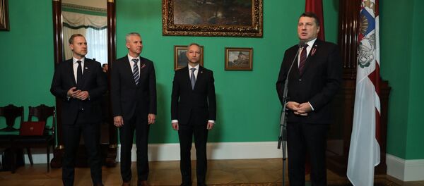 Артис Пабрикс, Янис Борданс и Алдис Гобземс на встрече с Раймондсом Вейонисом Артис Пабрикс, Янис Борданс и Алдис Гобземс на встрече с Раймондсом Вейонисом - Sputnik Latvija