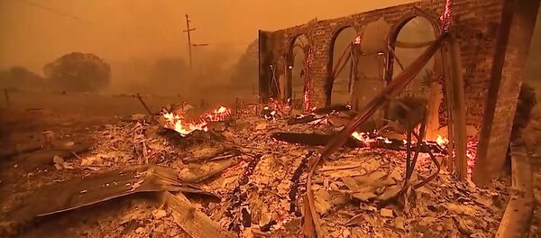 ASV vesela pilsēta pārvērtusies pelnos: kadri no ugunsgrēka vietas ASV vesela pilsēta pārvērtusies pelnos: kadri no ugunsgrēka vietas - Sputnik Latvija