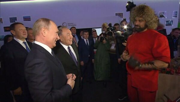 Kazahstānas spēkavīrs sasēja naglu mezglā un uzdāvināja to Putinam - Sputnik Latvija