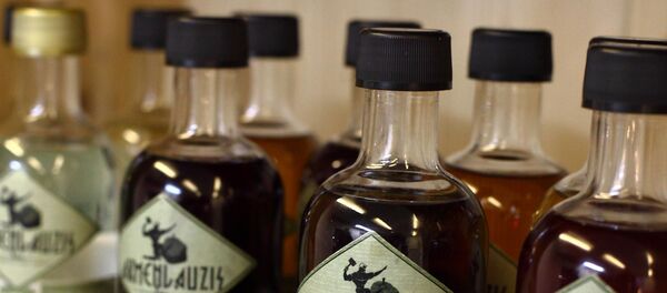 Эксклюзивный самогон от компании Akmeņlauzis Эксклюзивный самогон от компании Akmeņlauzis - Sputnik Латвия