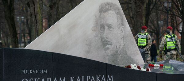 После парада военные и первые лица Латвии отправились к памятнику Оскарсу Калпаксу - Sputnik Латвия