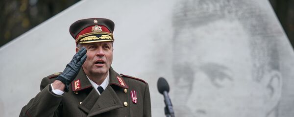 Леонид Калниньш у памятника Оскарсу Калпаксу Леонид Калниньш у памятника Оскарсу Калпаксу - Sputnik Latvija