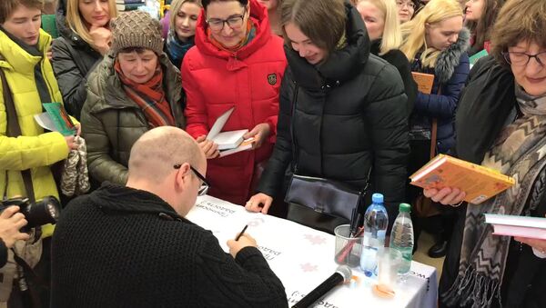 Видеофакт: на автограф-сессию писателя Славы Сэ пришли сотни минчан - Sputnik Латвия