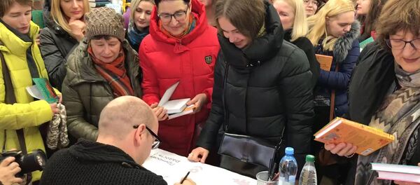 Видеофакт: на автограф-сессию писателя Славы Сэ пришли сотни минчан - Sputnik Латвия