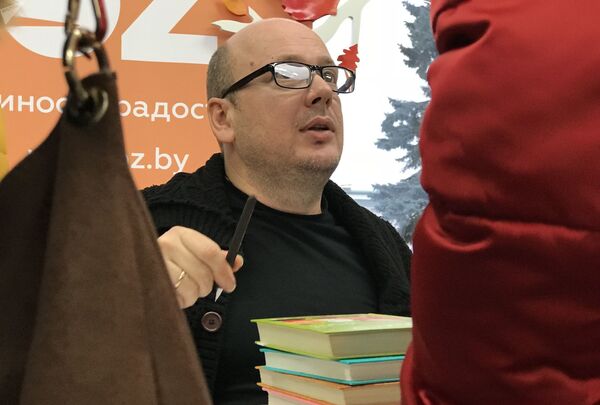 Слава Сэ имел в Минске большой успех: Чувствую себя белорусским писателем! - Sputnik Латвия