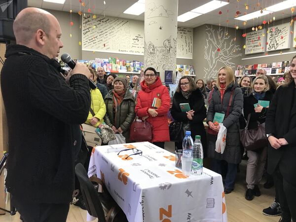 Слава Сэ имел в Минске большой успех: Чувствую себя белорусским писателем! - Sputnik Латвия