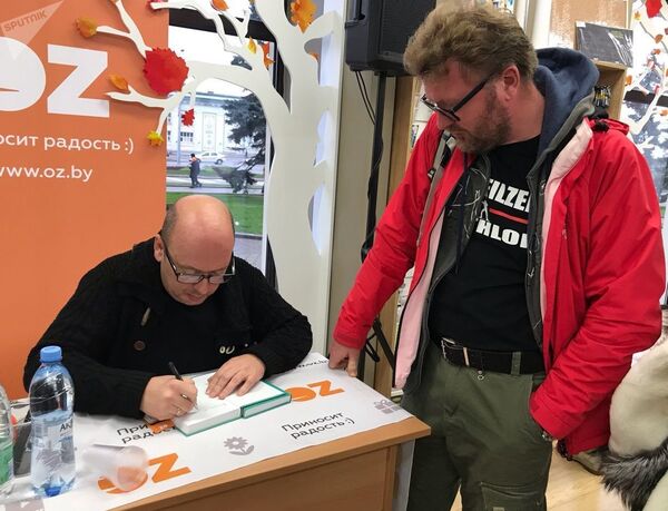 Слава Сэ имел в Минске большой успех: Чувствую себя белорусским писателем! - Sputnik Латвия