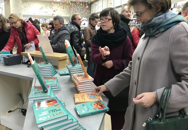 Слава Сэ имел в Минске большой успех: Чувствую себя белорусским писателем! - Sputnik Латвия