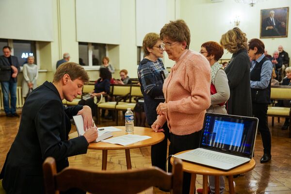 Этюды неординарной судьбы: в Риге состоялась презентация книги о Лии Красинской - Sputnik Латвия