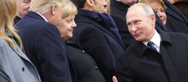 Krievijas prezidents Vladimirs Putins sarunājas ar Vācijas kancleri Angelu Merkeli un ASV prezidentu Donaldu Trampu Parīzē Krievijas prezidents Vladimirs Putins sarunājas ar Vācijas kancleri Angelu Merkeli un ASV prezidentu Donaldu Trampu Parīzē - Sputnik Latvija