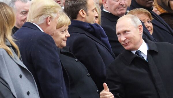 Президент РФ Владимир Путин беседует с канцлером Германии Ангелой Меркель и президентом США Дональдом Трампом во время церемонии на Триумфальной арке в Париже - Sputnik Latvija