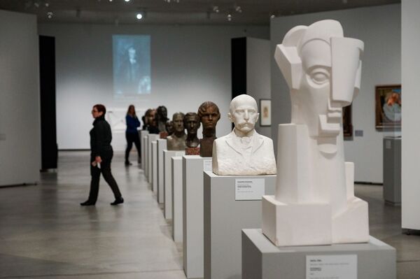 От Райниса до Пугачевой: выставка Портрет в Латвии как отражение эпохи - Sputnik Латвия