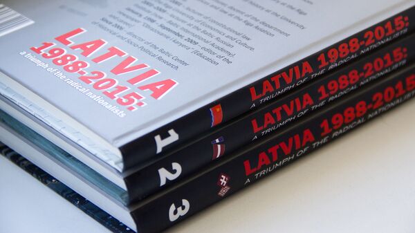 Не допустят сопротивления: как Латвия сползает в тоталитарный национализм - Sputnik Латвия