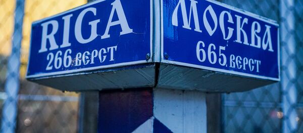 Расстояние от Пскова до Риги и до Москвы. Пограничный столб возле здания почты Расстояние от Пскова до Риги и до Москвы. Пограничный столб возле здания почты - Sputnik Latvija