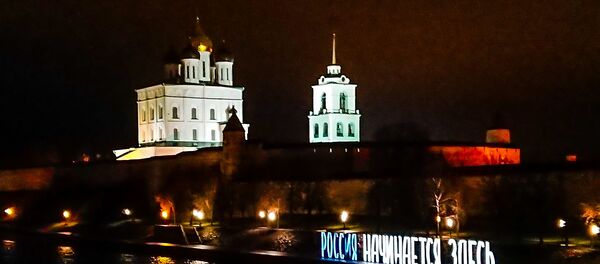 Псковский Кремль в ночной иллюминации - Sputnik Latvija