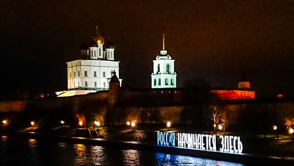 Псковский Кремль в ночной иллюминации - Sputnik Latvija