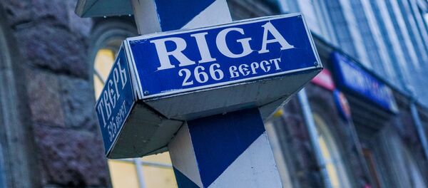 Верстовой столб у здания почты в Пскове - Sputnik Латвия