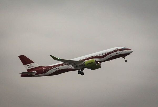 В аirBaltic ответили на критику самолета: раскраска соответствует цветам флага Латвии - Sputnik Латвия