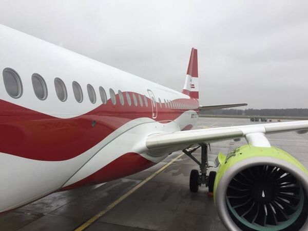 В аirBaltic ответили на критику самолета: раскраска соответствует цветам флага Латвии - Sputnik Латвия