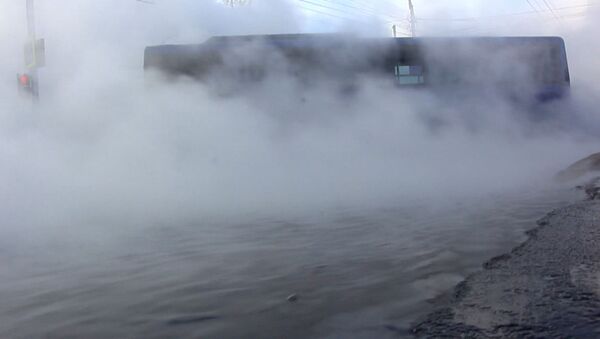 Один из районов Иркутска погрузился в туман из-за прорыва горячего водоснабжения - Sputnik Латвия